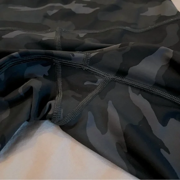 ✨SOLD✨ Athleta Ultimate 7/8 Tight Camo Leggings - Picture 9 of 13